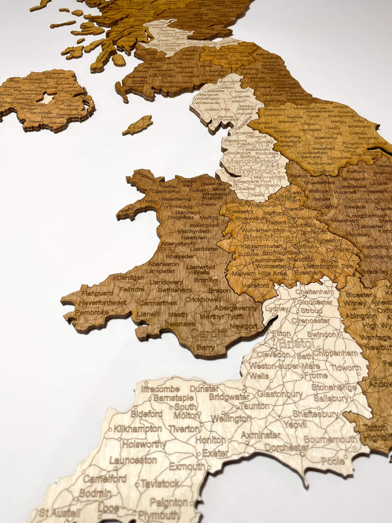 Detail drevenej mapy Veľkej Británie
