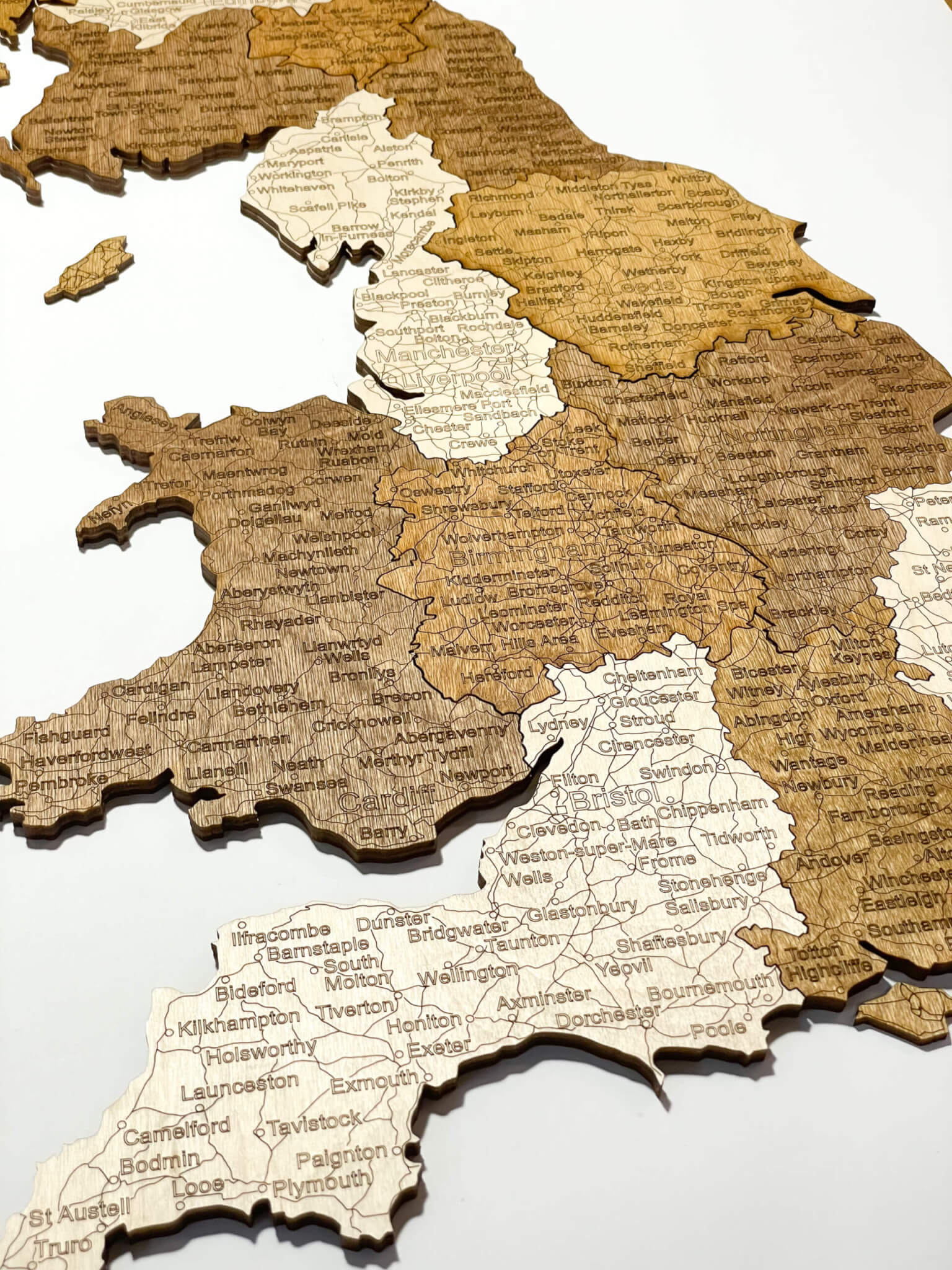 Detail drevenej mapy Wales - UK