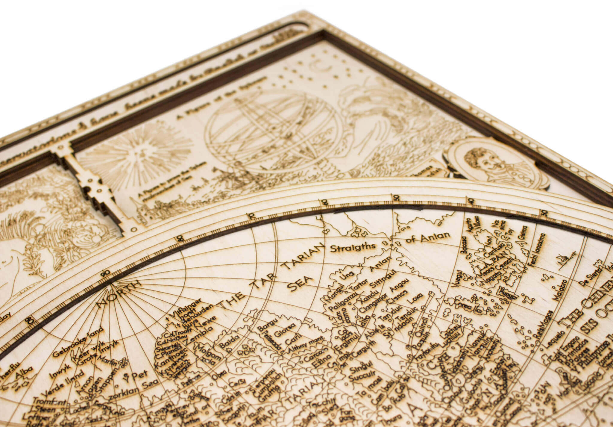 Historická drevená mapa sveta - detail gravírovania