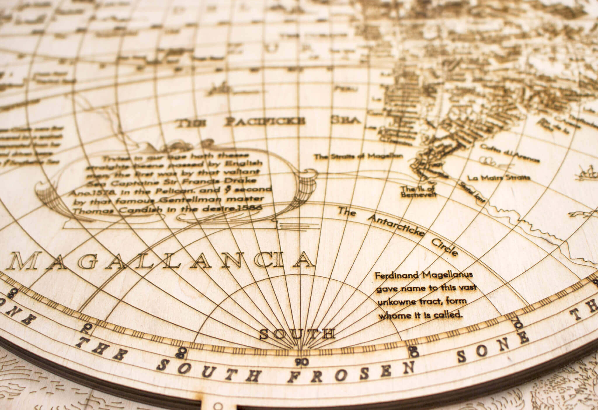 Historická drevená mapa sveta - detail gravírovania